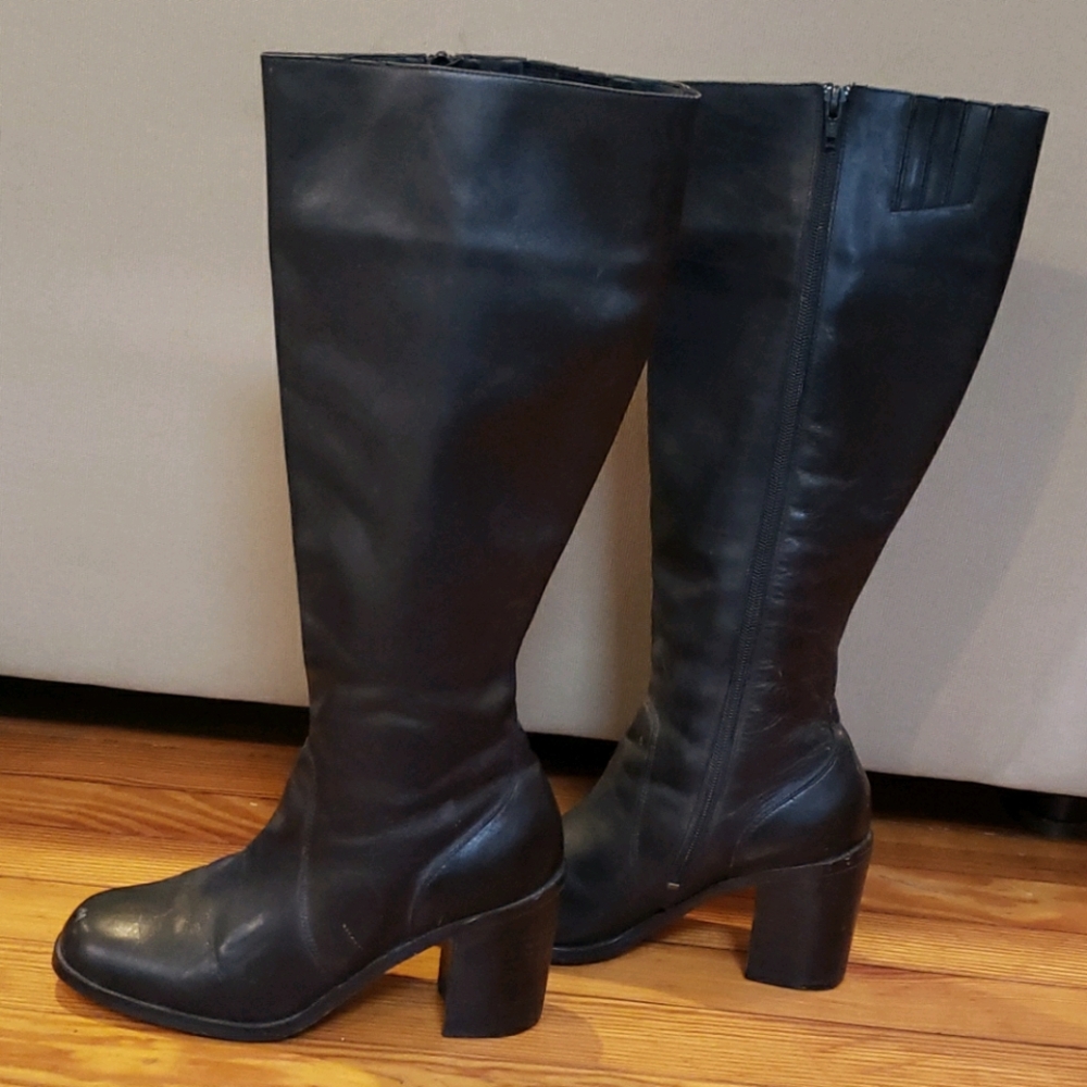 Leather boots with mid size heel